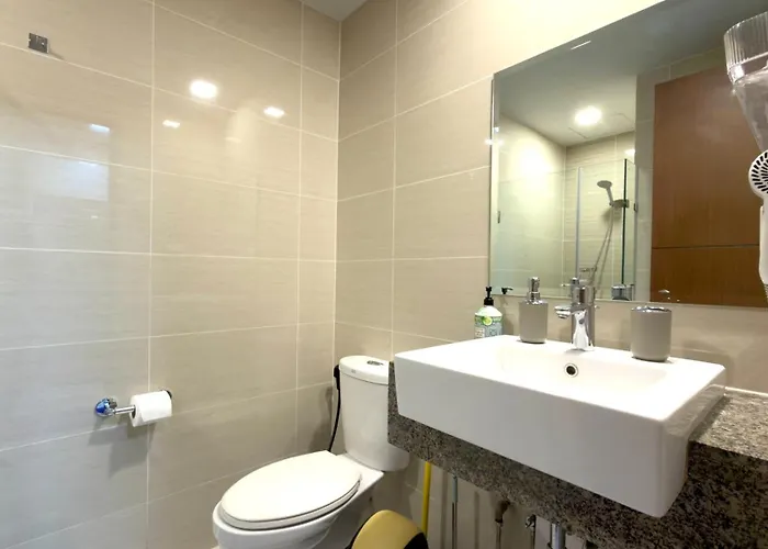 Free Welcome Breakfast, Bgc 1br, 300mbps Fiber, Steps To Mitsukoshi & Uptown, 19c *